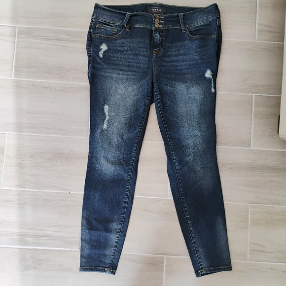 Torrid Blue Denim Distressed Jeggings Size 16R - Picture 11 of 13